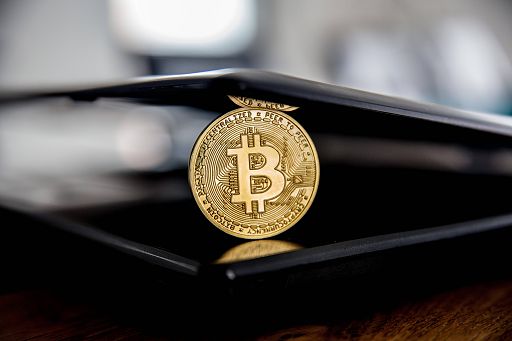 Bce attacca il Bitcoin: “Un castello di carte, valore reale zero”