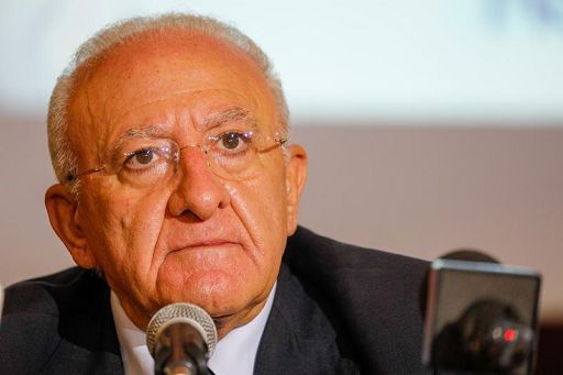 Il governatore della Campania denuncia il ministro Fitto per diffamazione sui Fondi di coesione