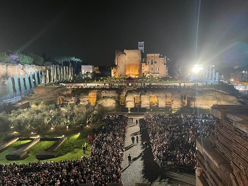 Per Via Crucis Papa ricorda umanità dolente tra guerre e ingiustizie