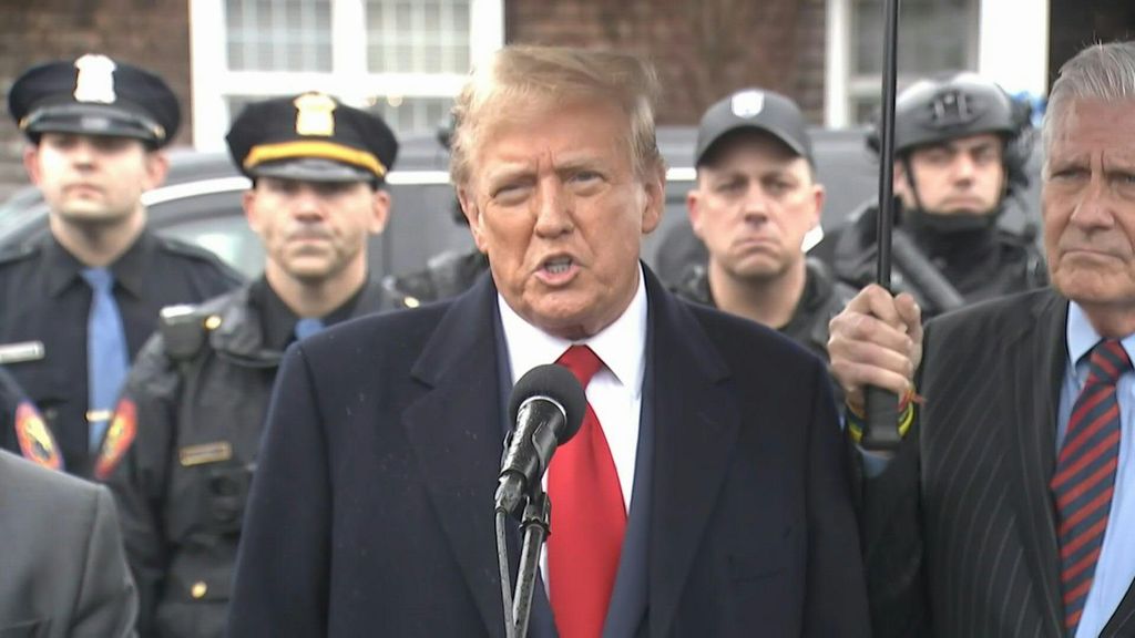 Usa, Trump scatena polemiche con pubblicazione immagine Biden legato