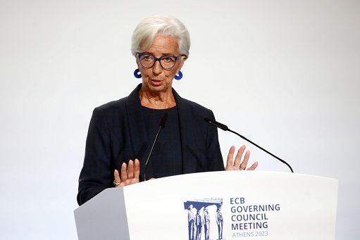 Euro a minimi 6 settimane, calo inflazione alimenta attese su Bce
