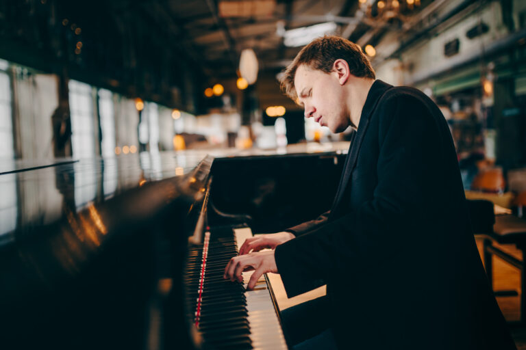 Il pianista FILIPPO GORINI ed I SOLISTI AQUILANI in concerto per la SCARLATTI