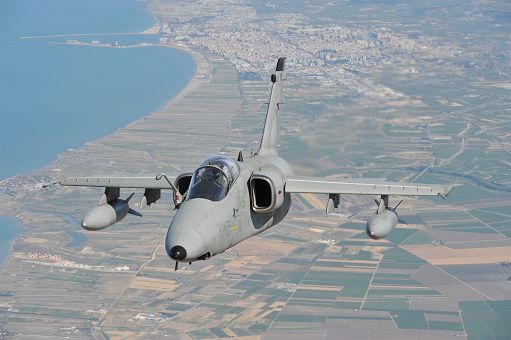 Dopo 35 anni l’Aeronautica Militare dice addio al caccia AMX