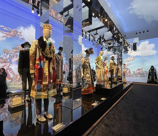 Dolce e Gabbana in mostra: moda, visioni e entertainment globale