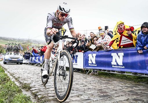 Ciclismo, Mathieu Van der Poel trionfa alla Roubaix
