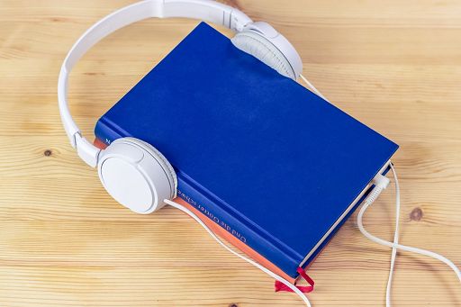 Audible: cresce mercato italiano audiolibri, 2024 l’anno delle serie audio