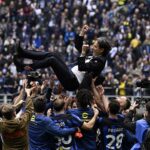 Calcio, Milano è nerazzurra: la festa dell’Inter sugli autobus
