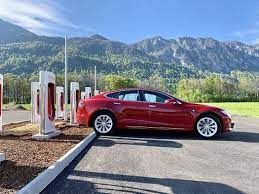 Tesla, Musk convince Cina sulla guida autonoma, titolo vola +10%