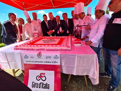 Giro d’Italia, torta e bici di cioccolata dei pasticceri torinesi