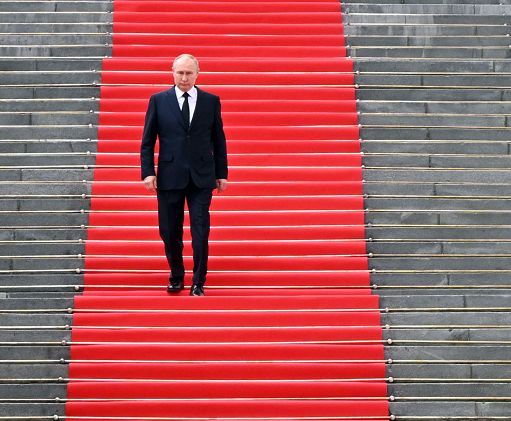 Putin giura da presidente (altri sei anni): decidiamo noi il futuro della Russia. L’Occidente faccia le sue scelte