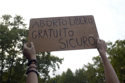 Aborto, Regione Lombardia apre ad associazioni pro-vita in consultori