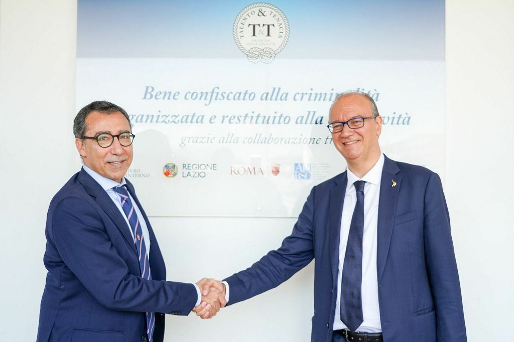 Sociale, il ministro Valditara visita la “Palestra della legalità”