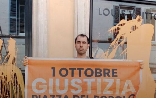 Ultima Generazione, blitz a Roma: imbrattate vetrine a via Condotti