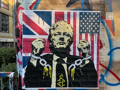 Laika vola a Londra e dedica un’opera ad Assange: “Melt the Chains”