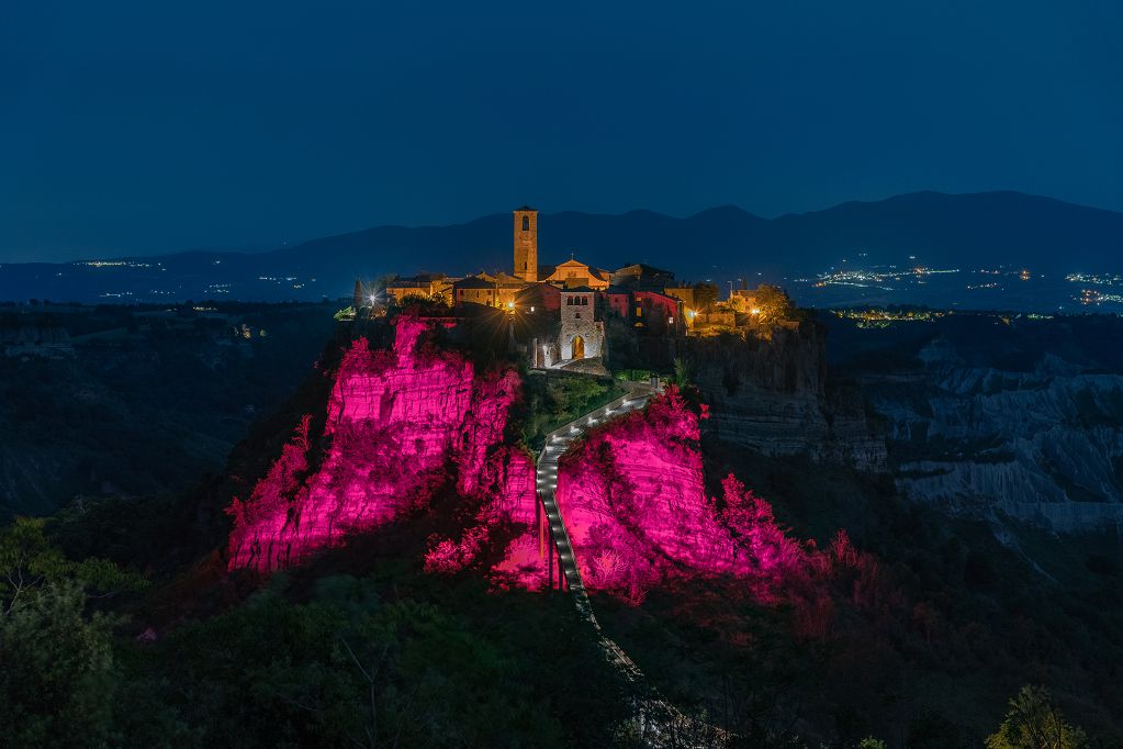Giornata patologie eosinofile, a Bagnoregio illuminata di magenta la Civita