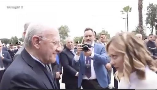 Meloni inaugura il campo sportivo di Caivano e litiga con De Luca. Cosa è successo