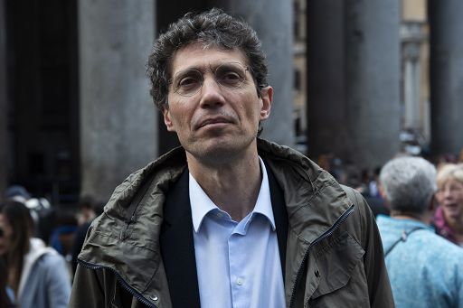 Magi strattonato dalla sicurezza albanese. Lite con Meloni