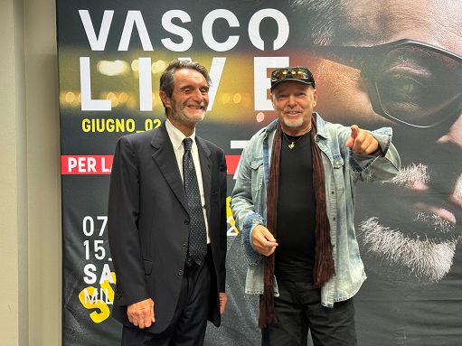 Vasco Rossi riceve riconoscimento Lombardia prima di concerto S.Siro