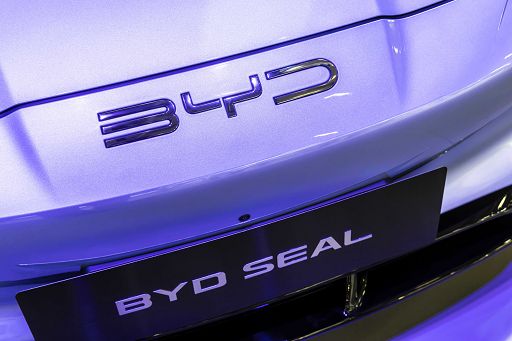 Commissione Ue impone dazi provvisori su auto elettriche cinesi