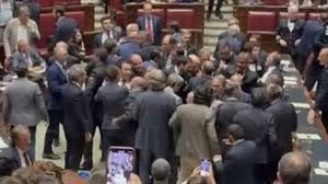 Autonomia,nuova bagarre alla Camera:opposizione intona ‘bella ciao’