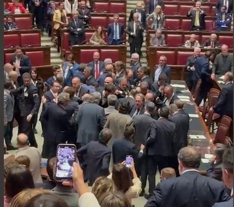 Sanzioni trasversali dopo rissa, scontro su decisione Udp Camera