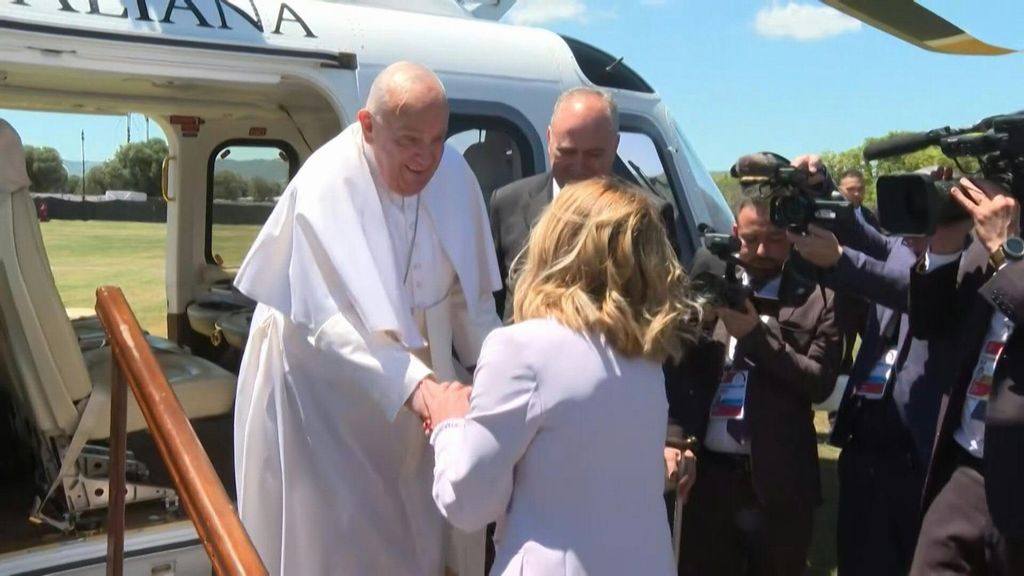 Papa Francesco al G7 scherza con Meloni: sono ancora vivo