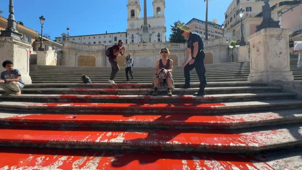 Identificati 7 attivisti che hanno gettato vernice sulla scalinata di Trinità dei Monti