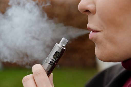 SIMI lancia allarme su e-cig tra giovanissimi: rischi per la salute