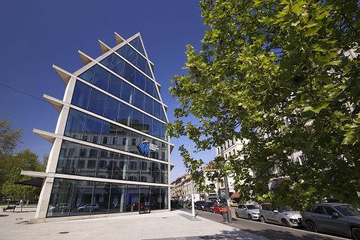 Feltrinelli compra il 10% della casa editrice Adelphi