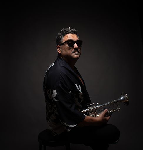 Un solare e coinvolgente Roy Paci nel singolo “Rumba d’Estate”