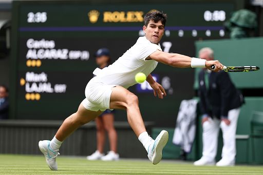 Tennis, Alcaraz soffre ma va avanti a Wimbledon