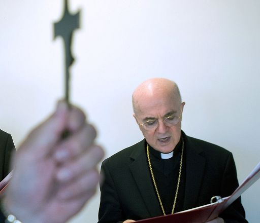Il Vaticano ha scomunicato monsignor Carlo Martia Viganò: colpevole di scisma