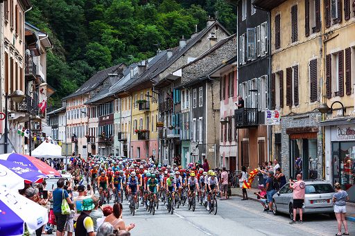 Ciclismo, Bertrand si ferma per baciare moglie: multato dall’Uci