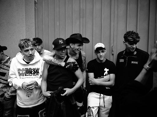 Achille Lauro remixa “Banda Kawasaki” con i ragazzi comunità Kayros