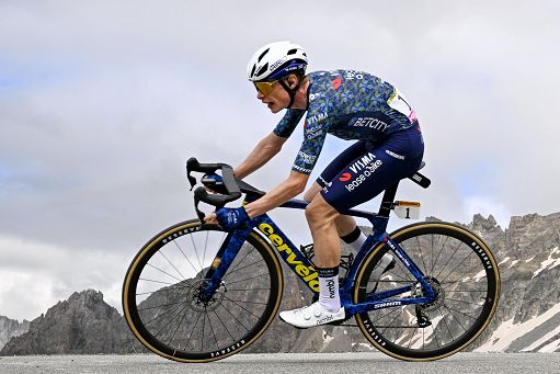Ciclismo, Vingegaard vince a Le Lioran. Pogacar in giallo