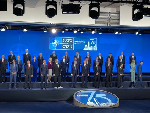 Nato, giornalista cerca di mettere in imbarazzo Biden a foto famiglia