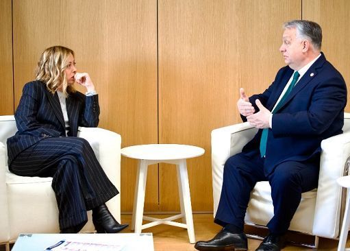 Il caso Orban approda alla Nato, tra imbarazzi e fastidio l’Italia mantiene aperti i canali