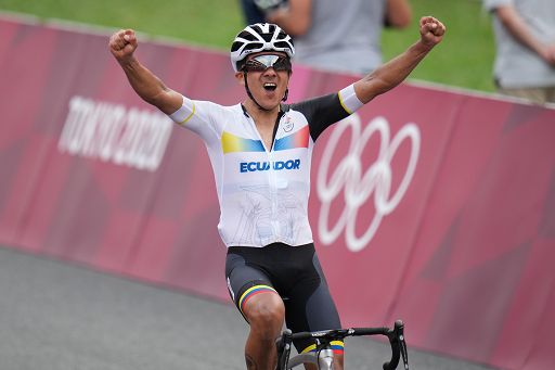 Ciclismo, Carapaz vince al Tour de France, Pogacar in giallo