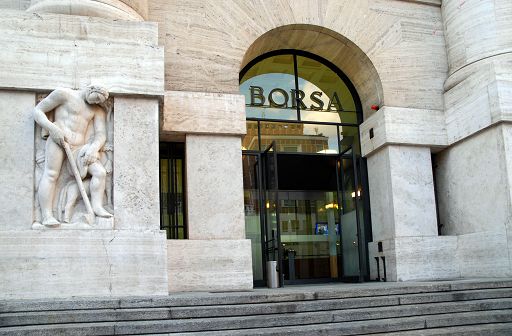 Piazza Affari a picco con St e Stellantis, Ftse Mib chiude a -2,03%
