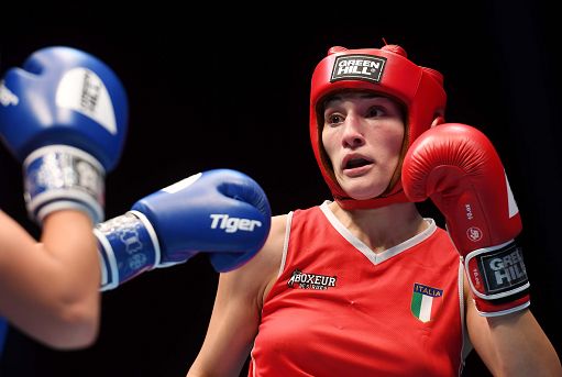 Parigi 2024, Khelif picchia troppo forte, Angela Carini abbandona