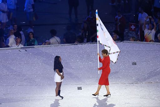 Olimpiadi, la bandiera olimpica arrivata a Los Angeles