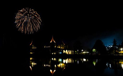 Ferragosto esplosivo: fluo party e fuochi d’artificio illuminano MagicLand