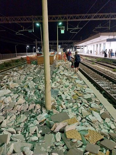 Stazione Vibo Pizzo, passeggeri costretti a camminare tra le macerie