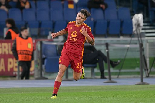 Calcio, Dybala resta alla Roma e i tifosi festeggiano sotto casa