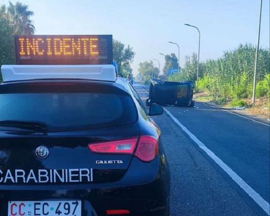 Incidente a Giugliano in Campania, quattro su una smart che si ribalta: muore bambina di 8 anni