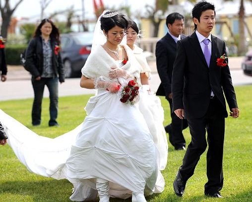 Cina, in crisi demografica, cerca di rallentare i divorzi