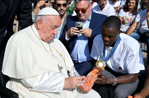 Athletica Vaticana: Francesco incontra Tebogo e ucraina Ryzykova