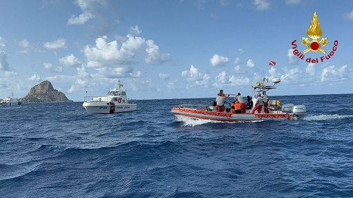 Naufragio al largo di Palermo, il comandante del Bayesian ha lasciato l’Italia