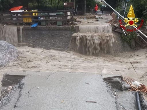 Maltempo, crolla ponte nel Torinese: 30 persone isolate