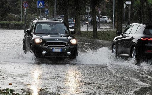 Nubifragio a Milano: esonda il Seveso. Disagi per le strade allagate